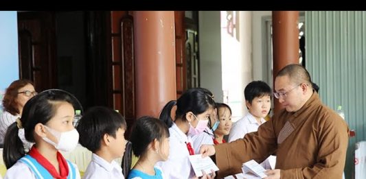 Video QCB: Chùa Linh Bửu, xã Tam Thăng, TP. Tam Kỳ tặng 150 suất khuyến học cho học sinh.