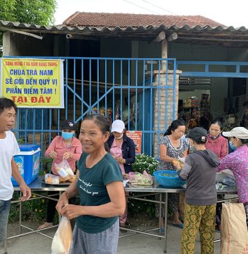 Duy Xuyên: Chùa Trà Nam tặng bánh mỳ cho bà con lao động