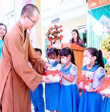 Núi Thành: Chùa Lộc Tân trao quà cho học sinh Trường Tiểu học Ngô Mây xã Tam Tiến