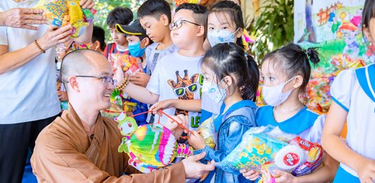 Núi Thành: Chùa Lộc Tân tặng 700 phần quà Trung Thu cho các em thiếu nhi xã Tam Tiến