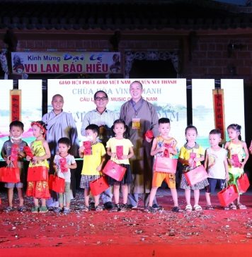 Núi Thành: Chùa Hòa Vinh Thạnh tặng quà khuyến học trong đêm hội Trăng Rằm