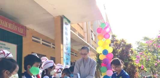 Núi Thành: Chùa Lương Mỹ tặng quà cho học sinh nhân ngày khai giảng