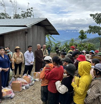 Ban Trị sự Phật giáo tỉnh Quảng Nam tặng 300 phần quà cho bà con tại huyện Nam Trà My