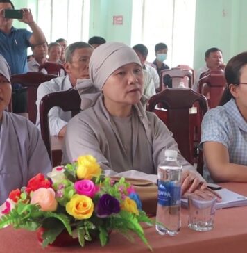 Video QCB: Ban Từ thiện Phật giáo thị xã Điện Bàn tặng quà cho các hộ gia đình có hoàn cảnh khó khăn tại xã Điện Hòa