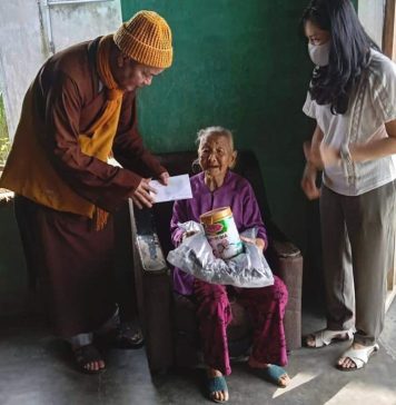 Duy Xuyên: Chùa Lầu tặng 71 phần quà cho các cụ già neo đơn