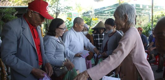 Video QCB: Thăng Bình – Chùa Bình Khương tặng 100 phần quà Tết yêu thương