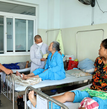 Hội An: Ban Từ thiện Xã hội Phật giáo thành phố tặng quà tại Bệnh viện Ung bướu TP.Đà Nẵng