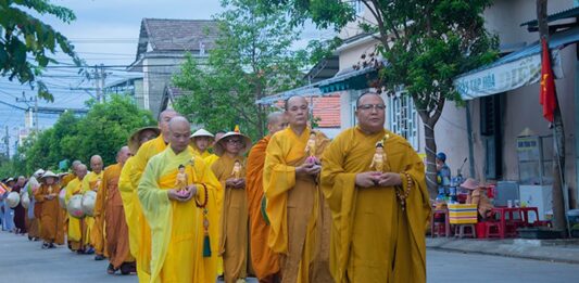 Video QCB: Điện Bàn – Lễ rước kim thân đức Phật đản sanh và trao quà từ thiện nhân dịp Phật đản PL.2567