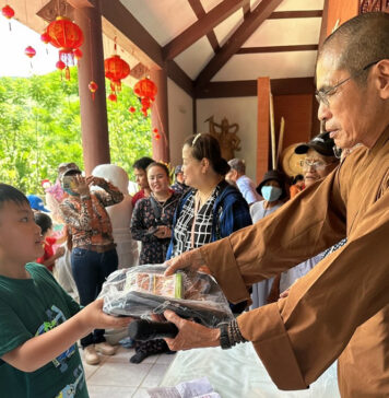 Nam Giang: Tặng quà cho bà con và học sinh có hoàn cảnh khó khăn