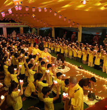 Đêm hoa đăng chủ đề “Hiểu” tại khóa tu mùa hè “Vườn hoa tuệ giác”-01
