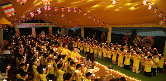 Đêm hoa đăng chủ đề “Hiểu” tại khóa tu mùa hè “Vườn hoa tuệ giác”-01