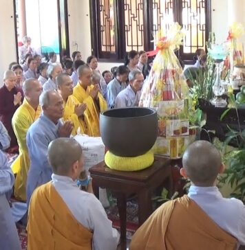 Video QCB: Chư Tăng, tín đồ Phật tử Phân ban Cư sĩ Phật tử tỉnh Quảng Nam cúng dường các đạo tràng an cư tại TP.Tam Kỳ