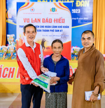 Tam Kỳ: Chùa Đạo Nguyên kết hợp Hội Chữ thập đỏ tỉnh Quảng Nam tặng quà Vu lan cho người dân