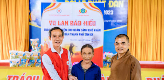 Tam Kỳ: Chùa Đạo Nguyên kết hợp Hội Chữ thập đỏ tỉnh Quảng Nam tặng quà Vu lan cho người dân