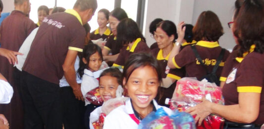 Phước Sơn: Tặng gần 300 phần quà mừng năm học mới tại Trường Tiểu học & Trung học cơ sở Võ Thị Sáu