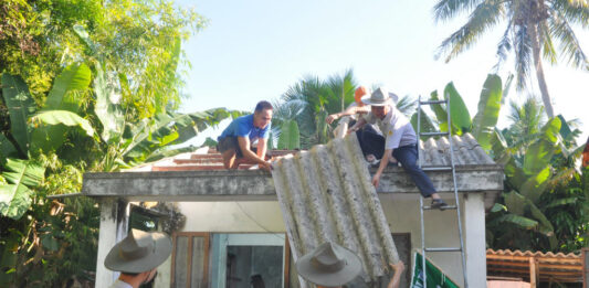 Thăng Bình: GĐPT Tất Viên lợp mái nhà cho hộ dân phòng tránh mưa bão