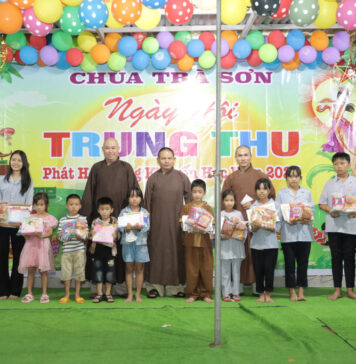 Phú Ninh: Chùa Trà Sơn tặng quà Trung thu và học bổng cho thiếu nhi, đoàn sinh GĐPT