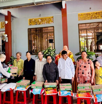 Núi Thành: Chùa Lương Mỹ tặng 100 phần quà cho bà con có hoàn cảnh khó khăn