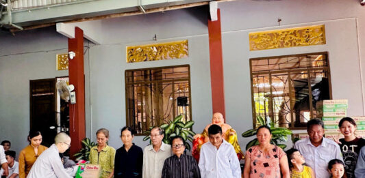 Núi Thành: Chùa Lương Mỹ tặng 100 phần quà cho bà con có hoàn cảnh khó khăn