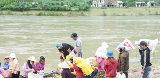 Ban Kinh tế Tài chánh T.Ư GHPGVN kết hợp Phân ban cứu trợ nhân đạo thăm, tặng 1.000 phần quà cho người dân khó khăn