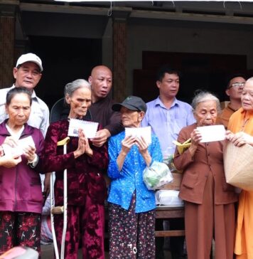 Video QCB: Ban Kinh tế Tài chánh T.Ư GHPGVN kết hợp Phân ban cứu trợ nhân đạo thăm, tặng 1.000 phần quà cho người dân khó khăn