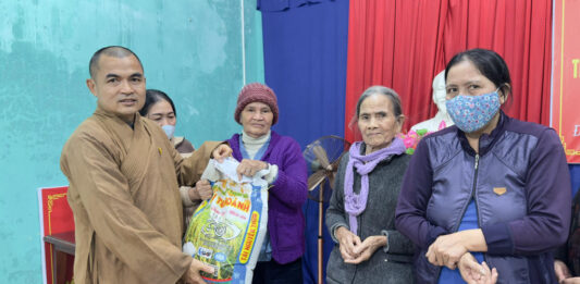 Tam Kỳ: Ban Từ thiện PG thành phố trao quà đến các hộ gia đình khó khăn trên địa bàn