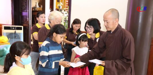 Thăng Bình: Tặng quà Tết cho học sinh và người dân có hoàn cảnh khó khăn