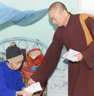 Video QCB: Chùa Tam Bảo (TP.Tam Kỳ) tặng quà cho các cụ neo đơn tại Trung tâm dưỡng lão Hiệp Đức
