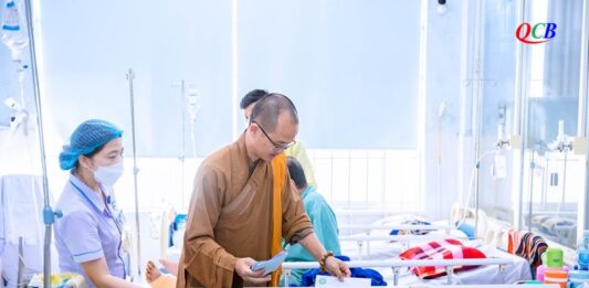 Núi Thành: Chùa Lộc Tân tặng quà tại Bệnh viện Đa khoa Quảng Nam