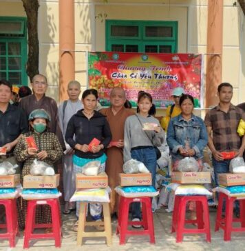 Nam Giang: Tặng 200 phần quà cho đồng bào có hoàn cảnh khó khăn