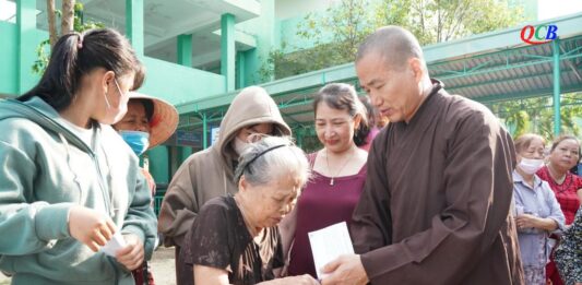 Duy Xuyên: Ban Trị sự Phật giáo huyện tặng quà cho bà con có hoàn cảnh khó khăn nhân Đại lễ Phật đản PL.2568
