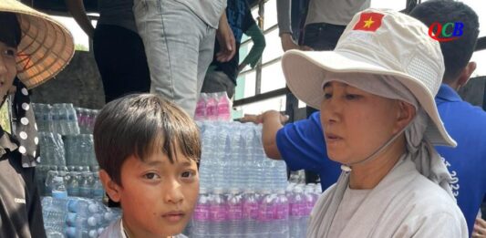 Ban TTXH Phật giáo Hội An chia sẻ nước ngọt với bà con huyện Giang Thành (tỉnh Kiên Giang)