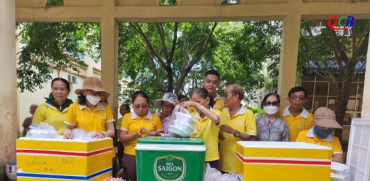 Hiệp Đức: Chùa Bình An tặng cơm chay miễn phí cho bệnh nhân