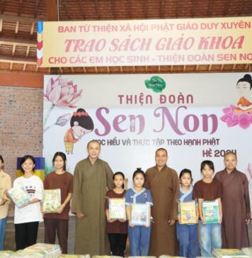 Duy Xuyên: Ban Từ thiện Phật giáo huyện tặng sách giáo khoa cho các em học sinh
