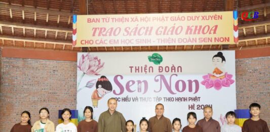 Duy Xuyên: Ban Từ thiện Phật giáo huyện tặng sách giáo khoa cho các em học sinh