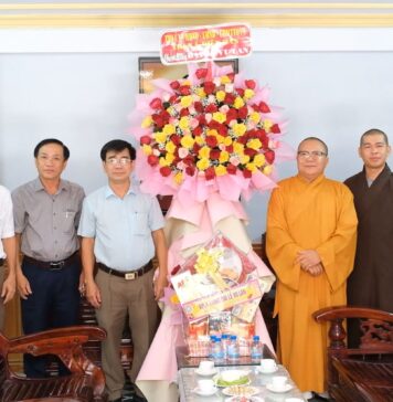 Điện Bàn: Lãnh đạo chính quyền thị xã chúc mừng Đại lễ Vu lan Báo hiếu PL.2568