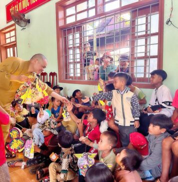 Tết Trung thu đến sớm với trẻ em vùng cao