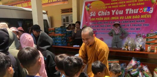 Hiệp Đức: Chùa Bình An tổ chức tặng quà trung thu cho thiếu nhi xã Trà Leng (h.Nam Trà My)
