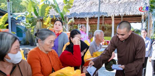 Núi Thành: Chùa Hòa Hưng tặng quà tết Ất Tỵ cho người dân có hoàn cảnh khó khăn