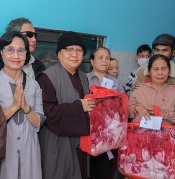 Điện Bàn: Phật giáo thị xã tặng quà Tết cho hội viên hội người mù