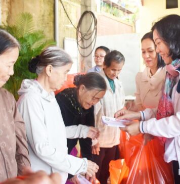 Chùa An Khánh (h.Phú Ninh) và chùa Tam Bảo (Tp.Tam Kỳ) tặng quà xuân Ất Tỵ cho bà con có hoàn cảnh khó khăn
