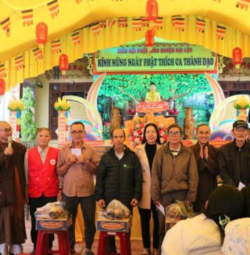 Phật giáo huyện Đại Lộc tặng 200 phần quà từ thiện chào mừng Đại lễ Phật thành đạo