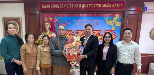 Nam Giang: Ban Trị sự Phật giáo huyện thăm, chúc Tết lãnh đạo huyện và thị trấn Thạnh Mỹ