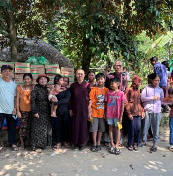 Nam Giang: Tặng 100 phần quà cho người dân Pà Dấu 1