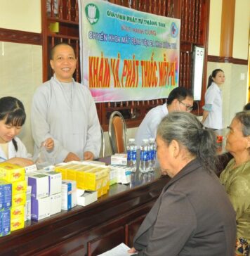 Thăng Bình: Khám mắt, cấp thuốc miễn phí và trao quà từ thiện tại chùa Phước An
